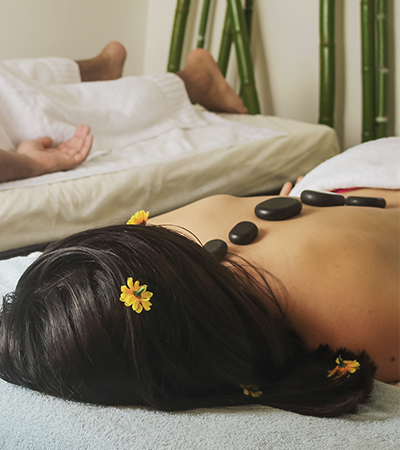 masaje relajante con piedras calientes