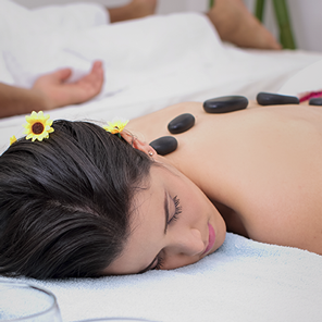 Masaje relajante con piedras calientes